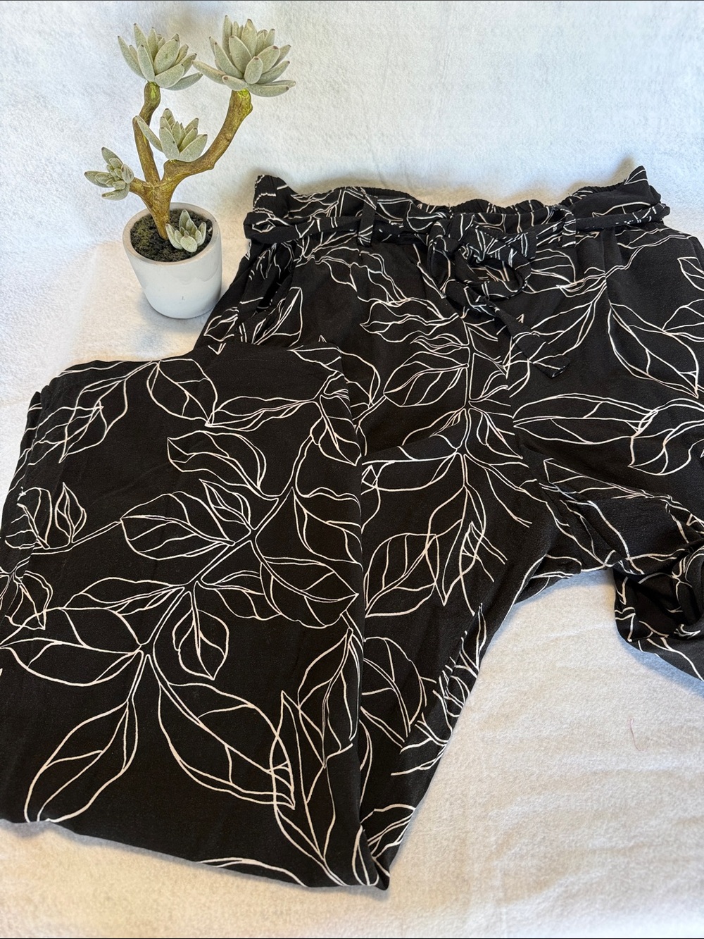 Torrid Black and White Leaf Print Pants